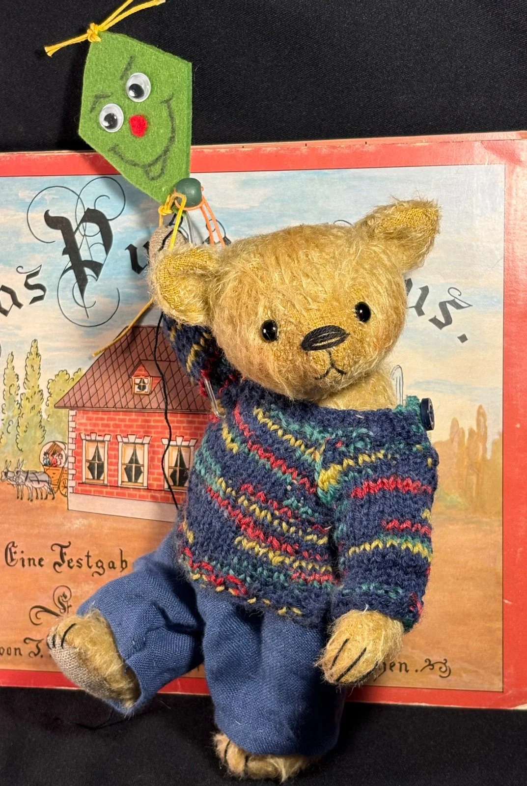 Teddybär Max im Dreiviertelprofil, Drachen über der linken Schulter