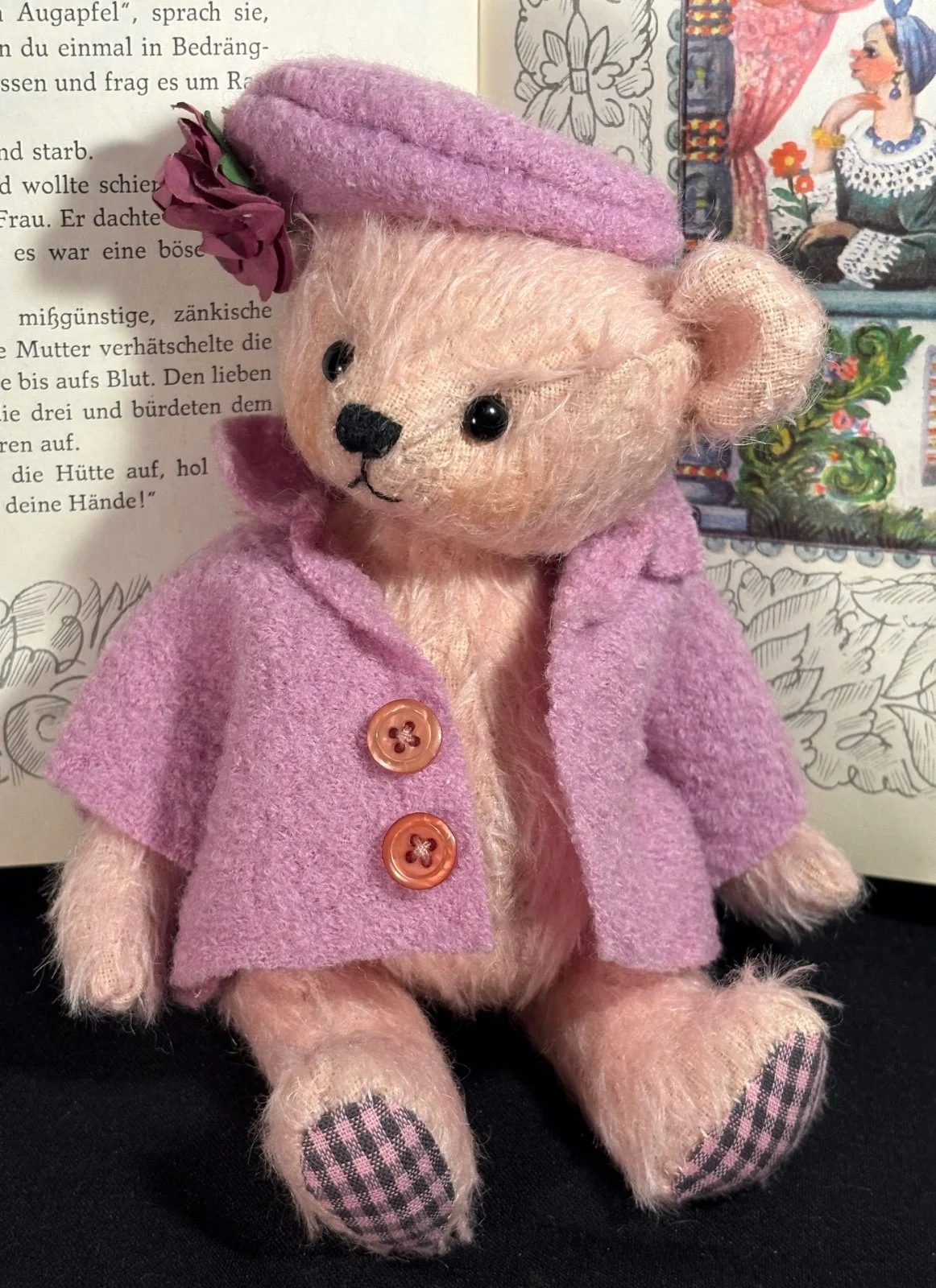 Rosalinde sitzend, Nahaufnahme von Gesicht und Barett mit Papierrose