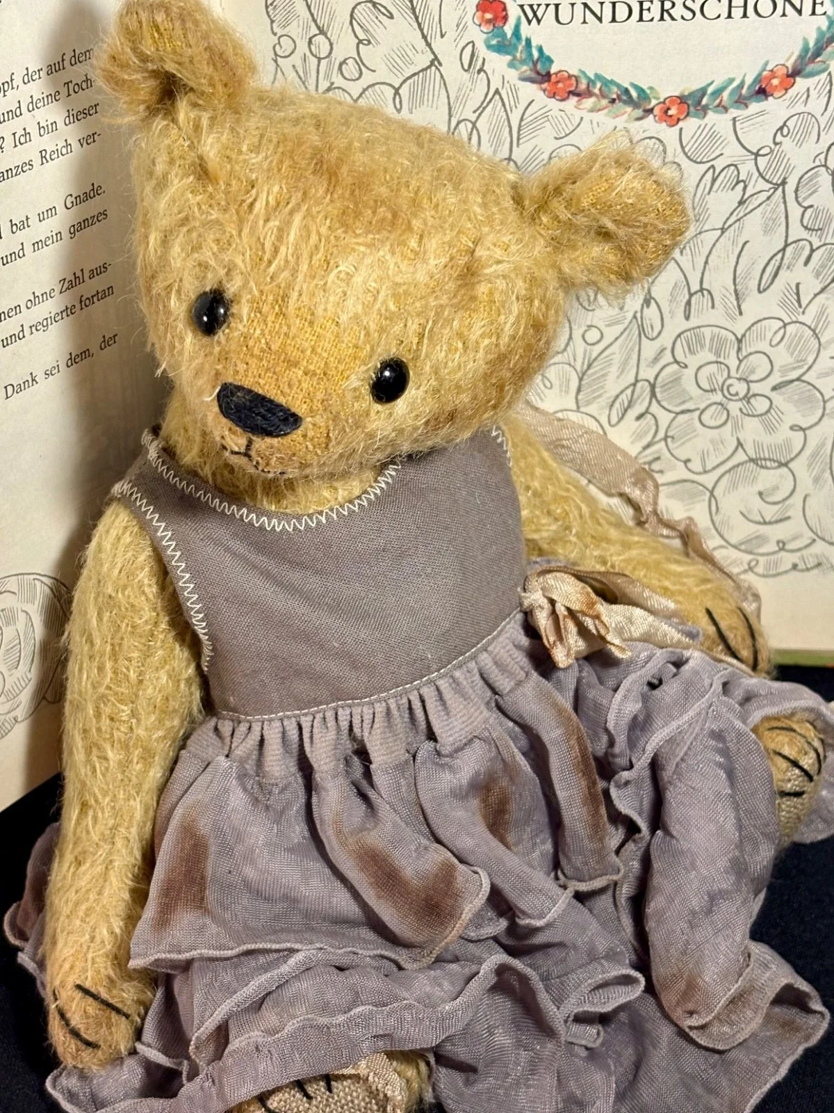 Nahaufnahme von Lulu mit Blick auf Kopf und Kleid