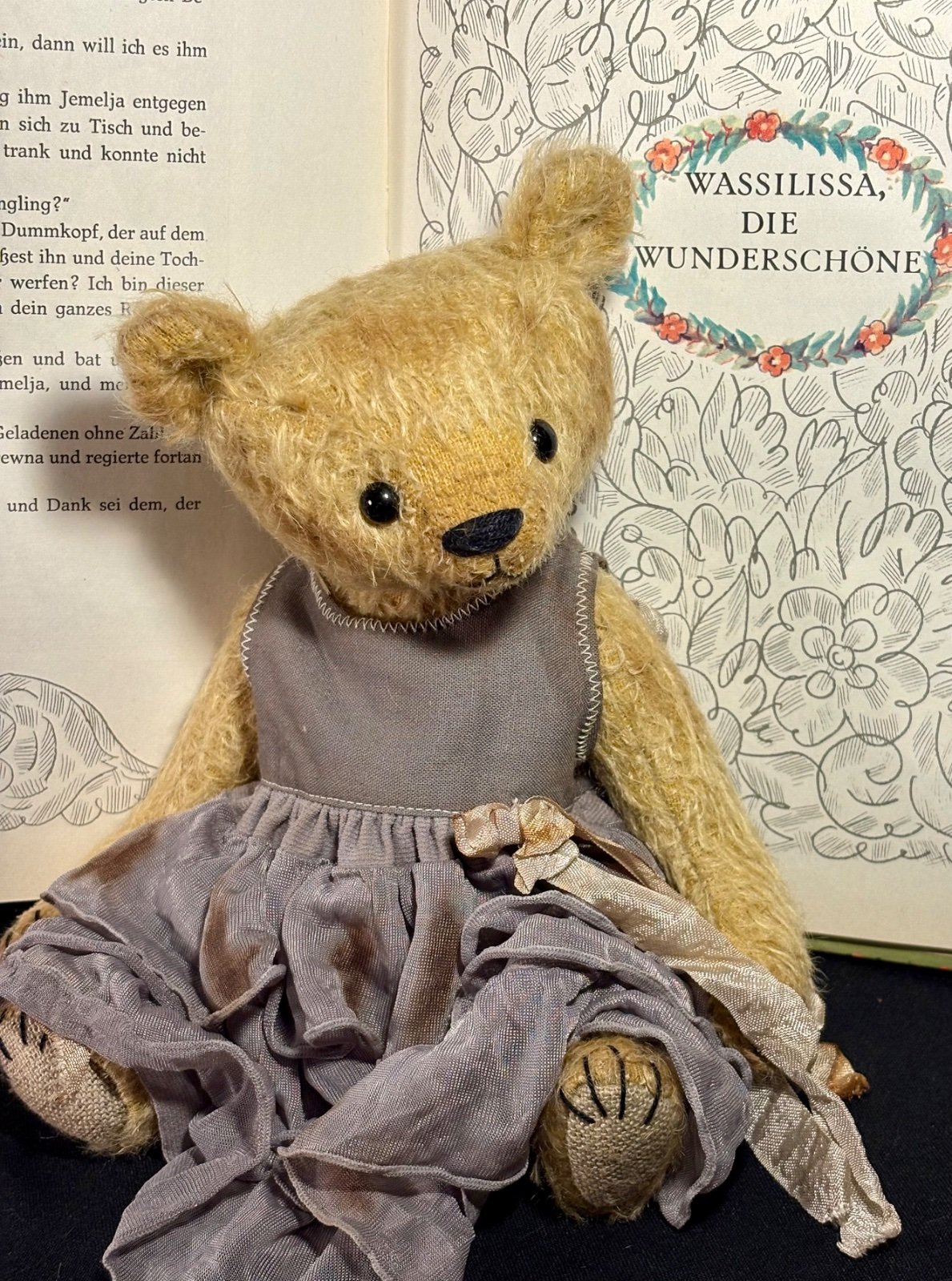 Teddybär Lulu frontal sitzend, Pfoten und Kleid im Vordergrund