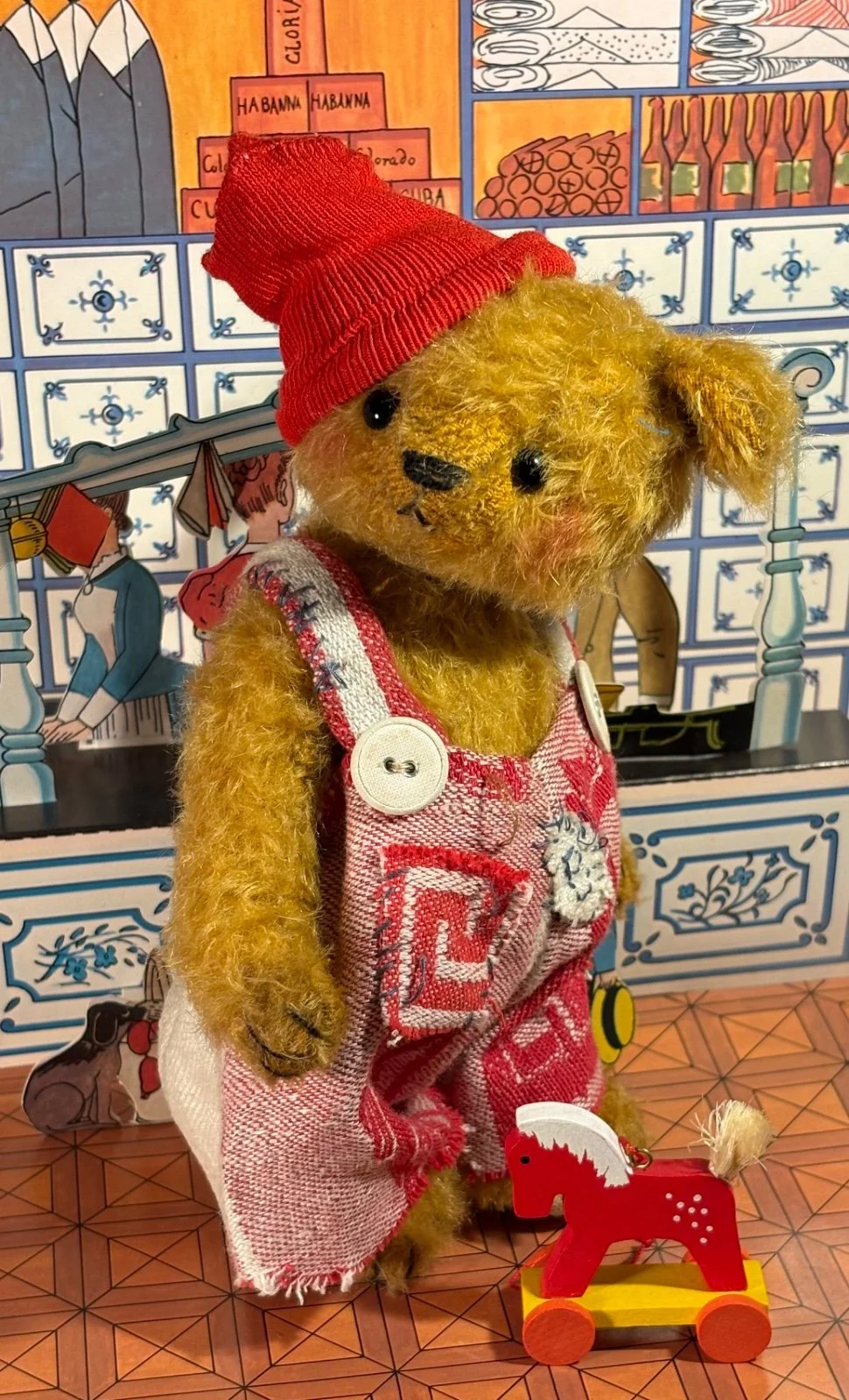 Teddybär Pelle seitlich stehend, Detail der Latzhose mit Stickerei und Knopf
