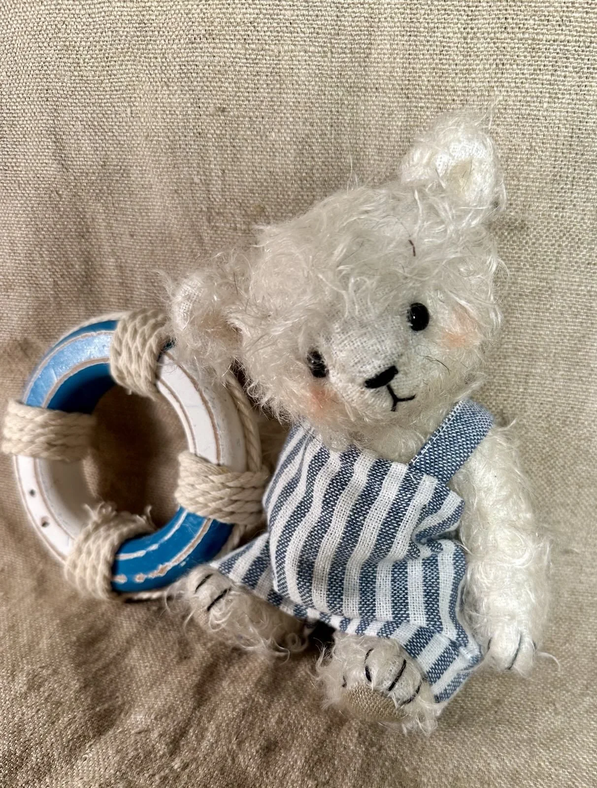 RESERVIERT  Mirko (mit Schwimmreifen) – ca. 16 cm groß, aus Moir, 5-fach gegliedert. Preis: 85 €