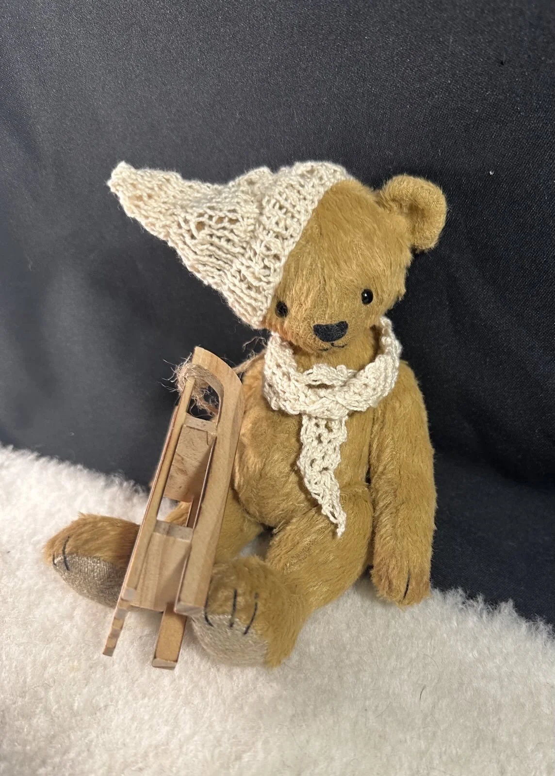 Fridolin mit Schlitten – ca. 17 cm groß, aus Viskose, 5‑fach gegliedert. Preis: 98 €