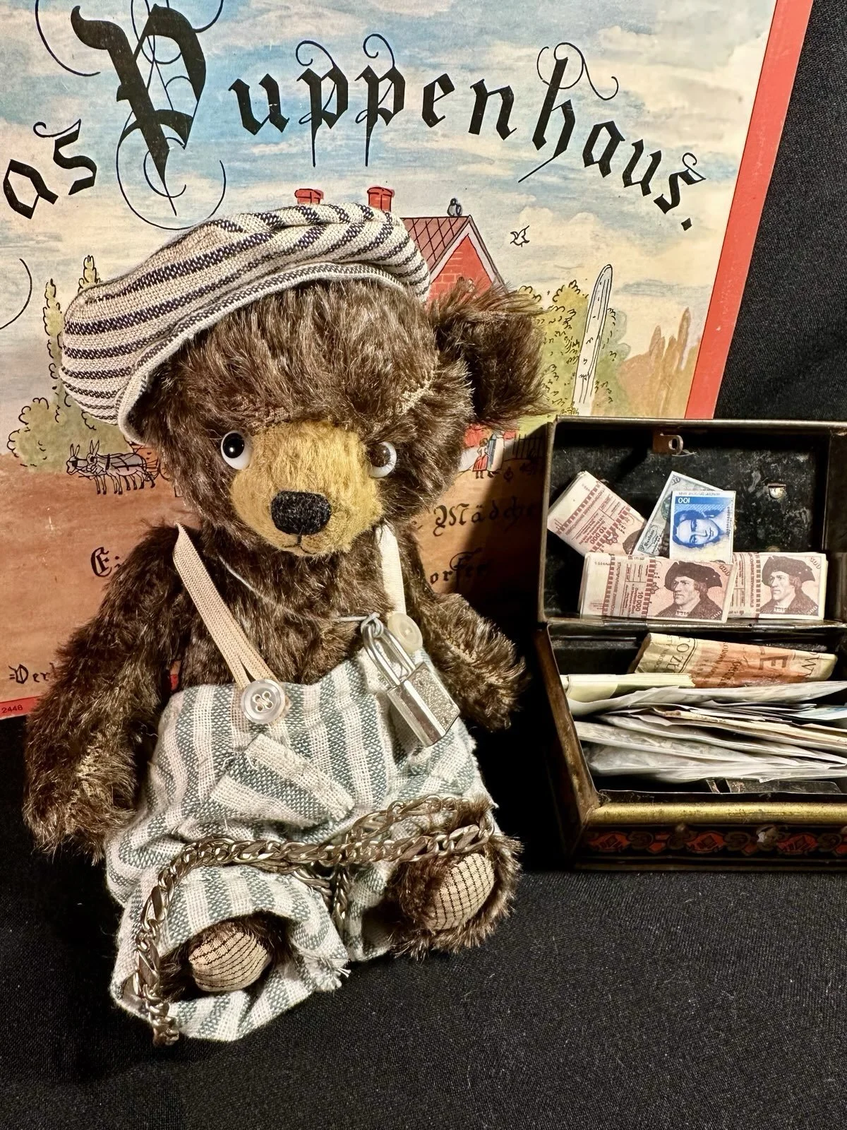 Kurt, der Knastbär – ca. 18 cm groß, aus Mohair, 5-fach gegliedert. Preis: 98 €