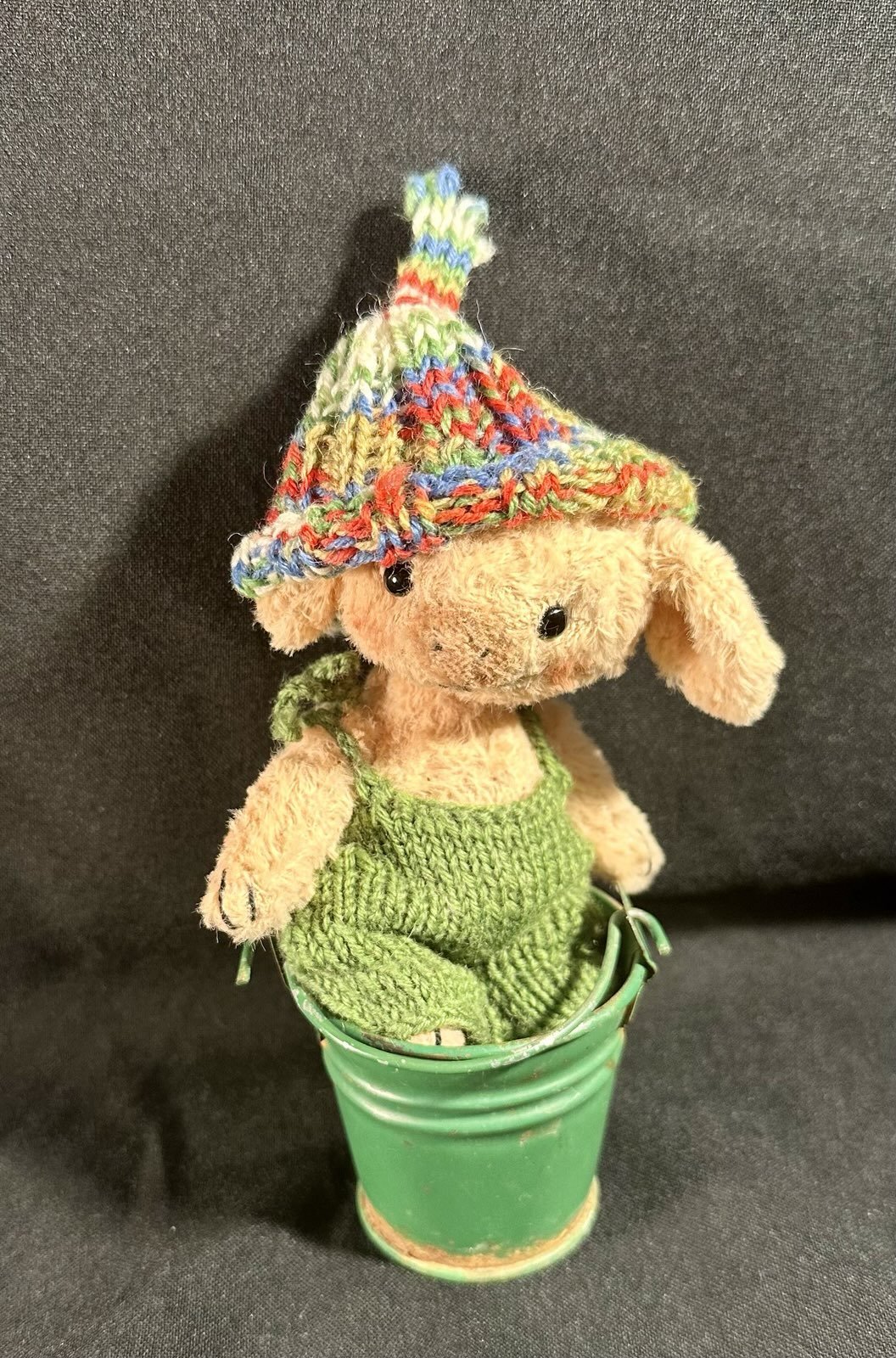 RESERVIERT - Schweinchen Schlau im Eimer – ca. 11 cm groß, aus Viskose, 5-fach gegliedert. Preis: 79 €