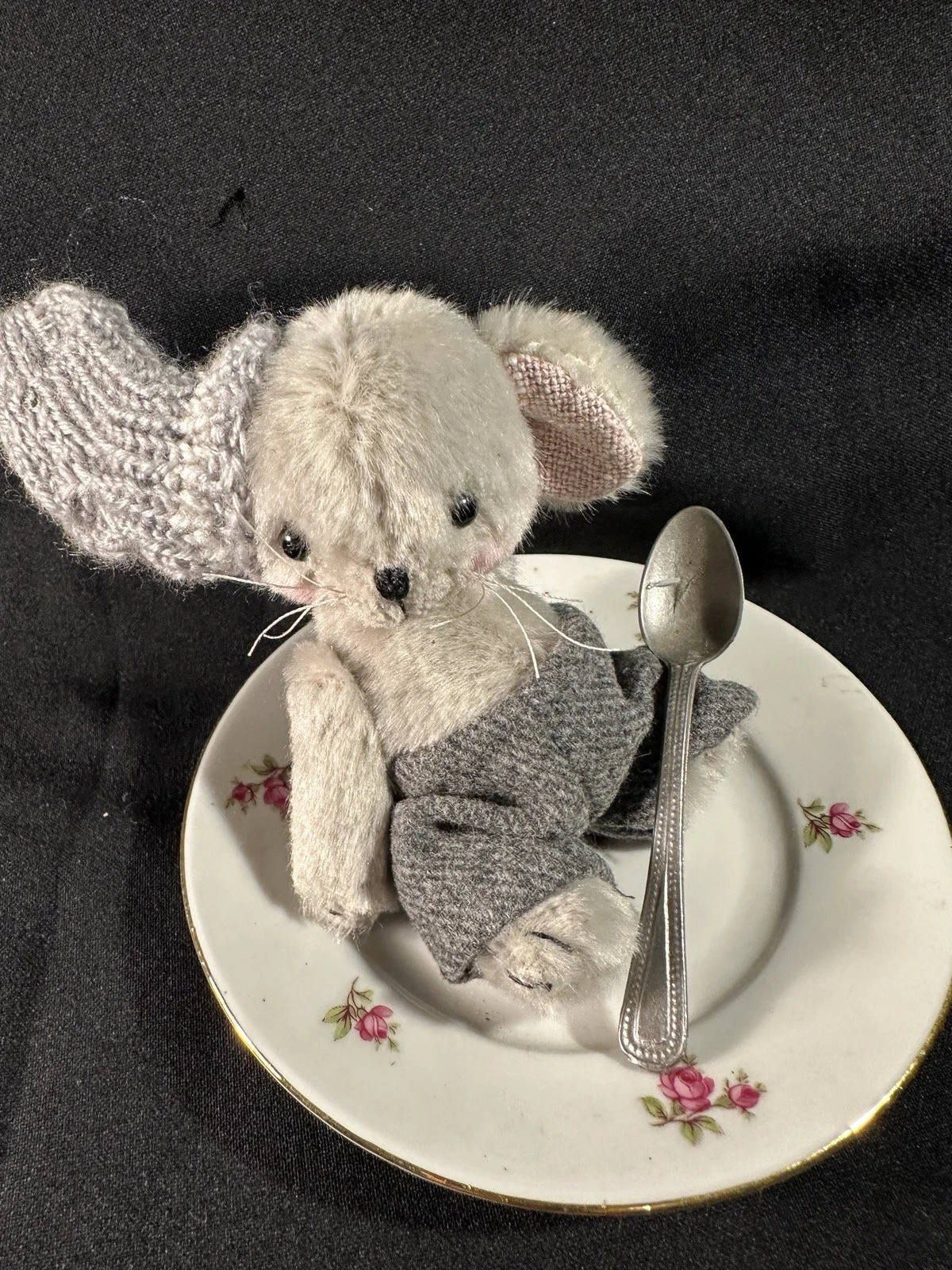 ADOPTIERT - Mini Maus mit Teller und Löffel – ca. 10 cm groß, aus Viskose, 5-fach gegliedert. Adoptionsgebühr: 85 €