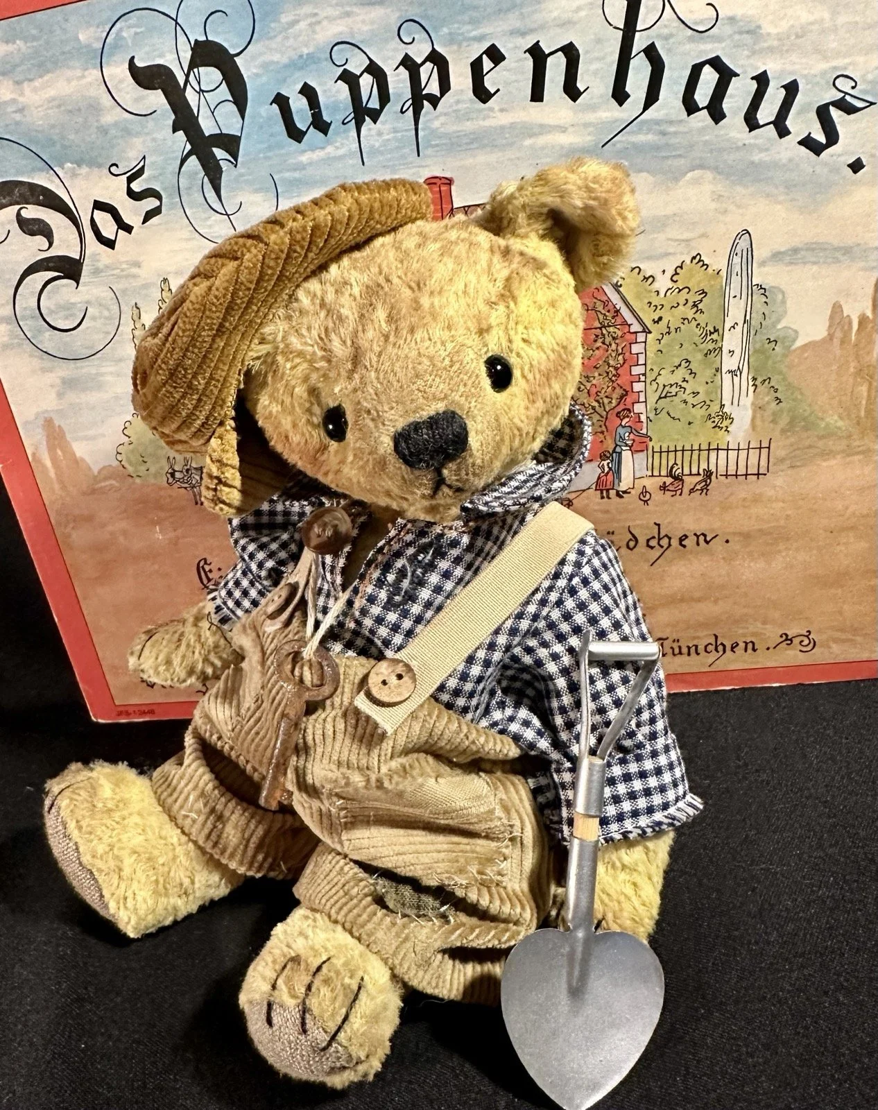 Kuno mit Spaten – ca. 21 cm groß, aus Viskose, 5-fach gegliedert. Adoptionsgebühr: 89 €