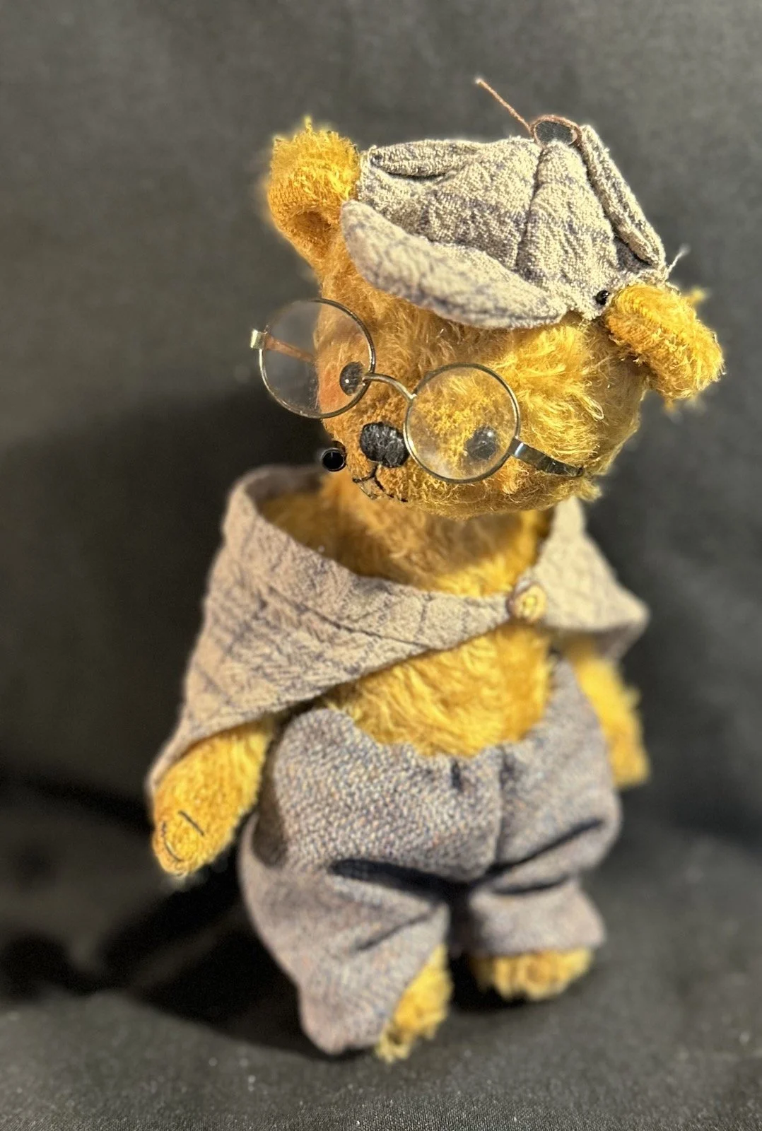 Sherlock mit Pfeife – ca. 22 cm groß, aus Schulte Mohair, 5-fach gegliedert. Adoptionsgebühr: 110 €