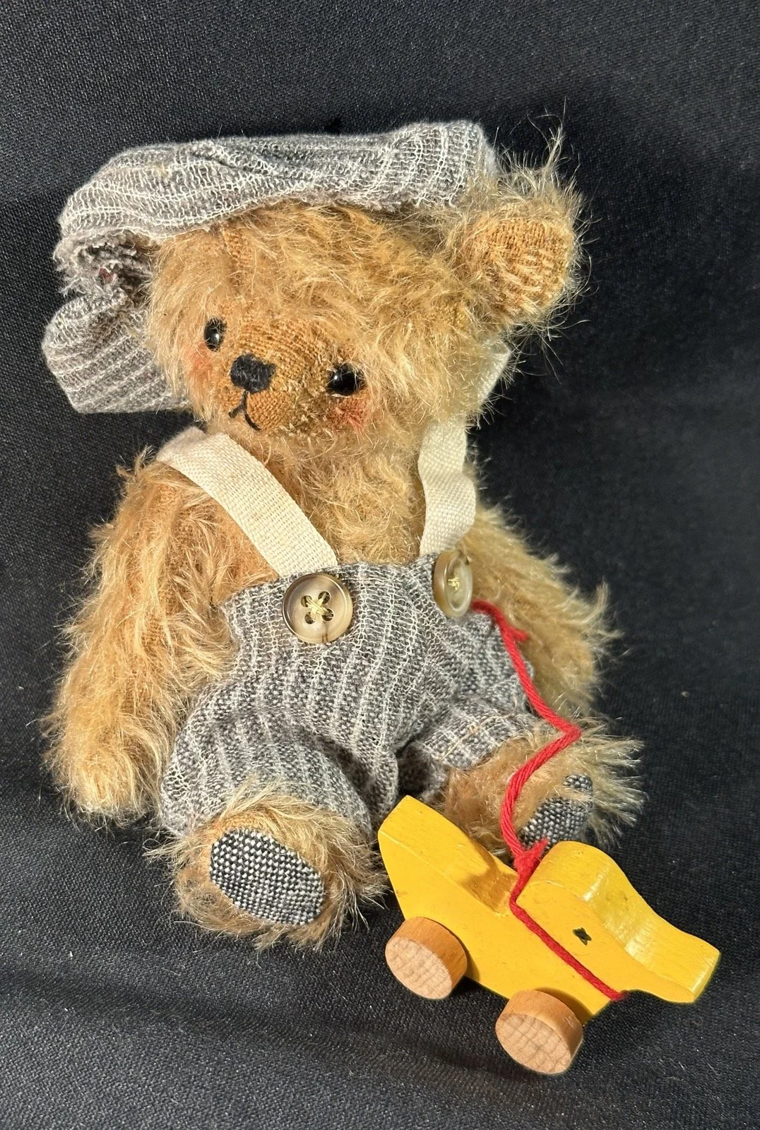 Lümmel mit Ente – ca. 14 cm groß, aus Mohair, 5-fach gegliedert. Adoptionsgebühr: 85 €