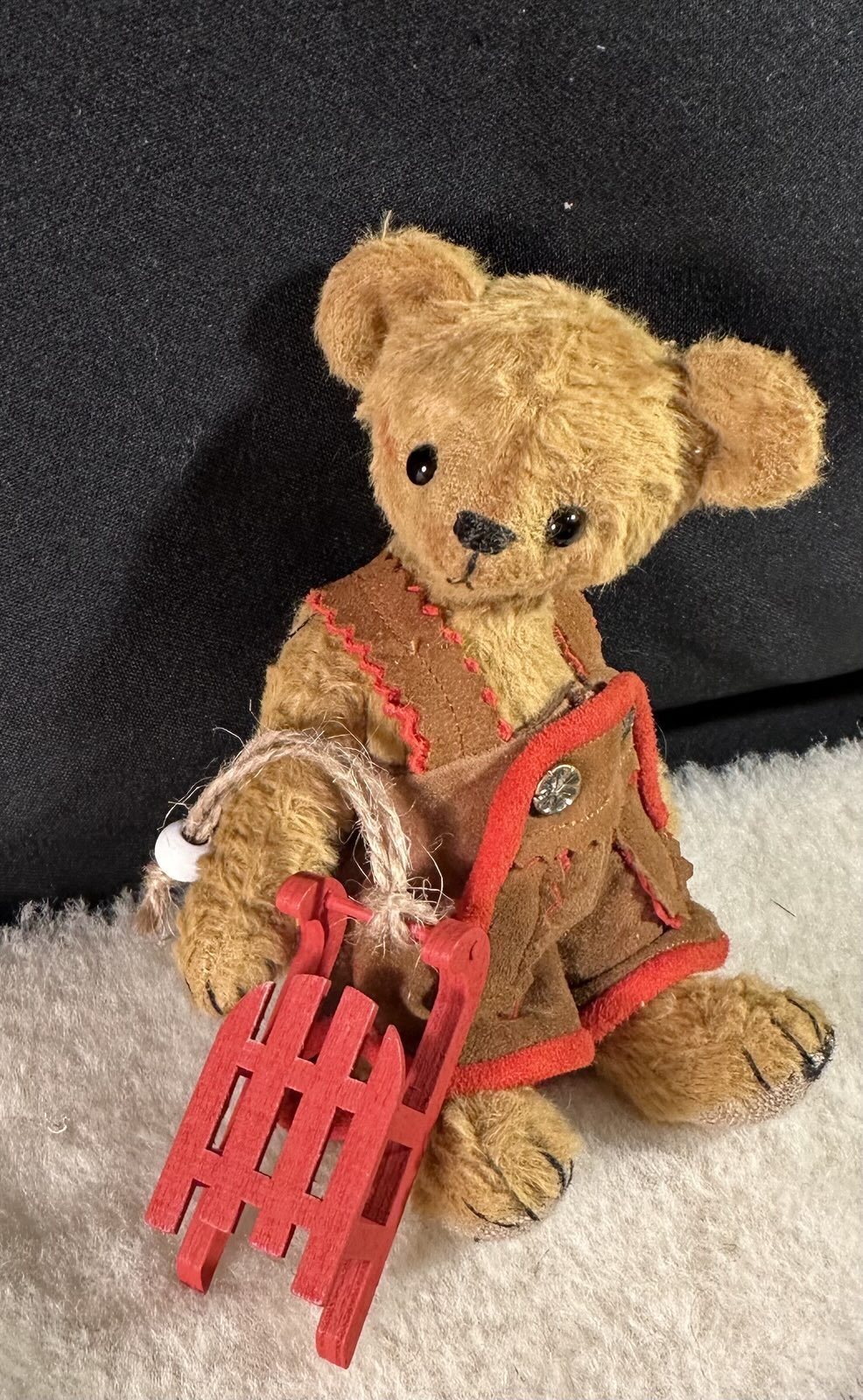 Josef mit Lederhose und Schlitten – ca. 14 cm groß, aus Viskose, 5‑fach gegliedert. Preis: 89 €