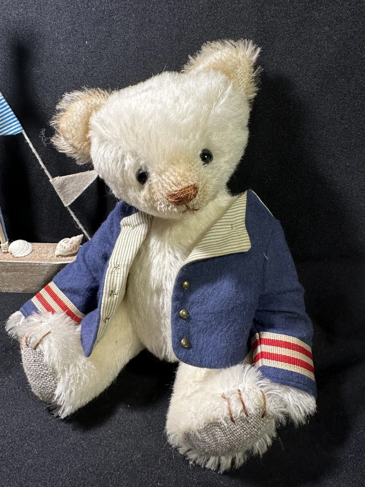 Captain Hook – ca. 23 cm groß, aus Mohair, 5-fach gegliedert. Adoptionsgebühr: 110 €