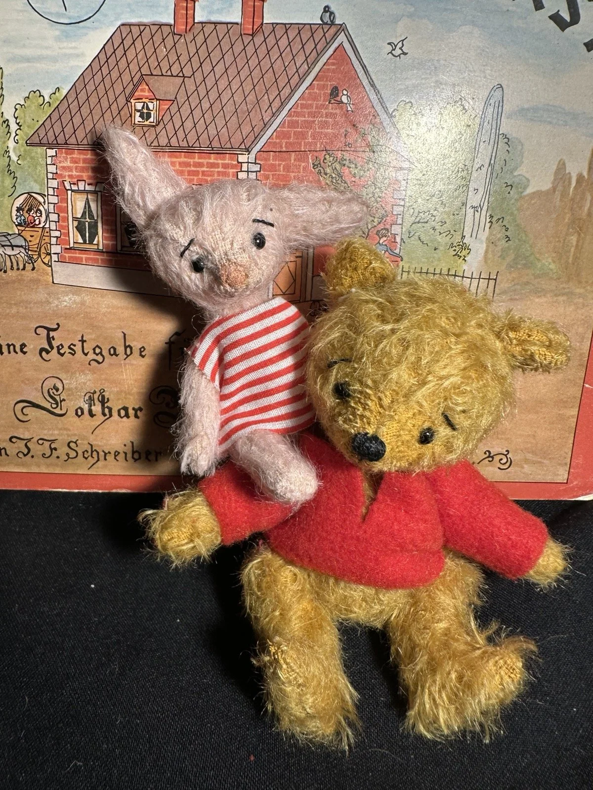 ADOPTIERT - Winnie Puuh mit seinem Schweinchenfreund – Winnie Puuh ca. 12 cm groß, Schweinchen ca. 10 cm groß, beide aus Mohair, 5-fach gegliedert. Preis für das Set: 100 €