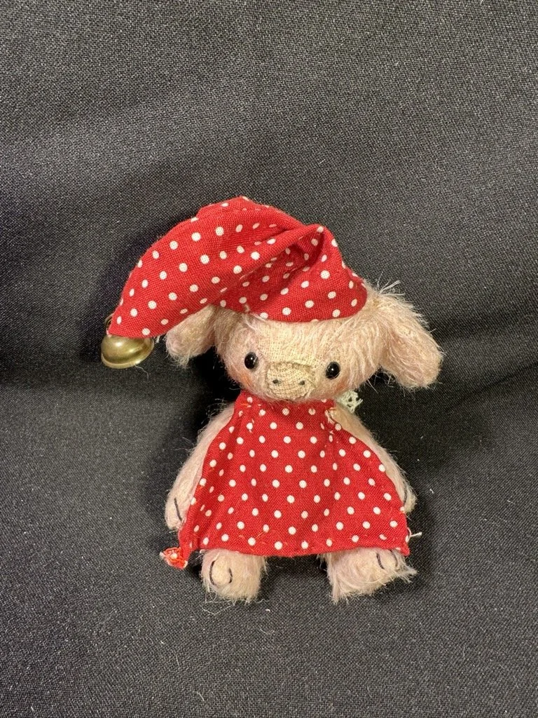 Fridolin, das fröhliche Schweinchen – ca. 11 cm groß, aus Mohair, 5-fach gegliedert. Adoptionsgebühr: 69 €