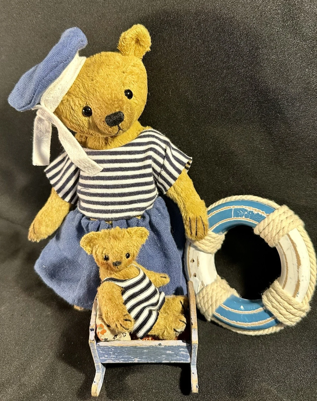 Jette mit Rettungsring – ca. 20 cm groß, aus Viskose, 5-fach gegliedert. Adoptionsgebühr: 98 €, Baby Lilly mit Wiege – ca. 10 cm groß, aus Viskose, 5-fach gegliedert. Preis: 80 €