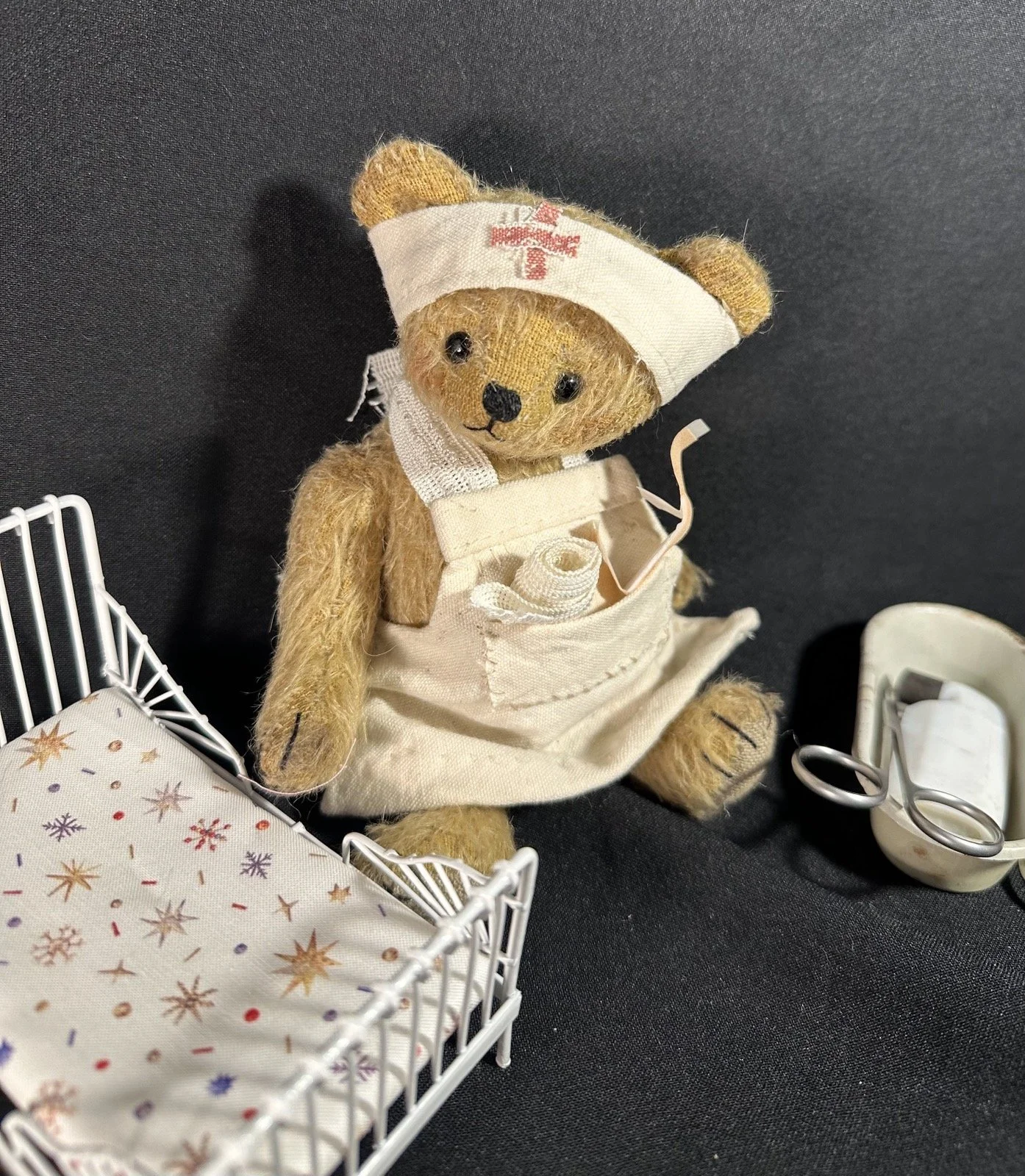 Schwester Barbara – ca. 18 cm groß, aus Mohair, 5-fach gegliedert. Bett Deko. Adoptionsgebühr: 89 €