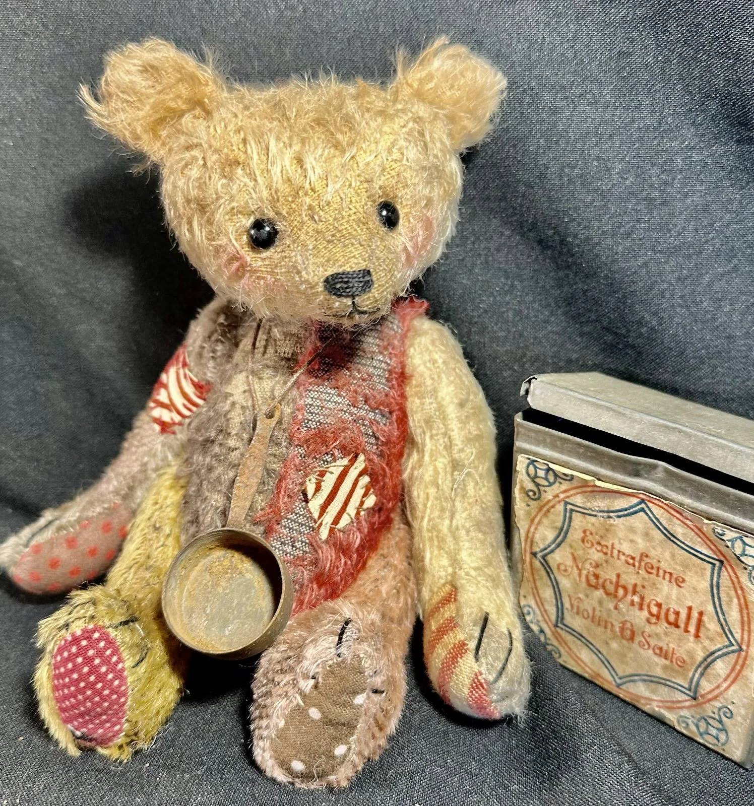 Friedel
Ca. 19 cm groß, aus verschiedenen Mohairarten gefertigt, fünfgliedrig gearbeitet. Preis: 98 €