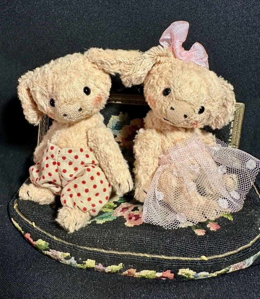 Pünktchen und Paula (Schweinchen) – ca. 12 cm groß, aus Viskose, 5-fach gegliedert. Preis: 85 €