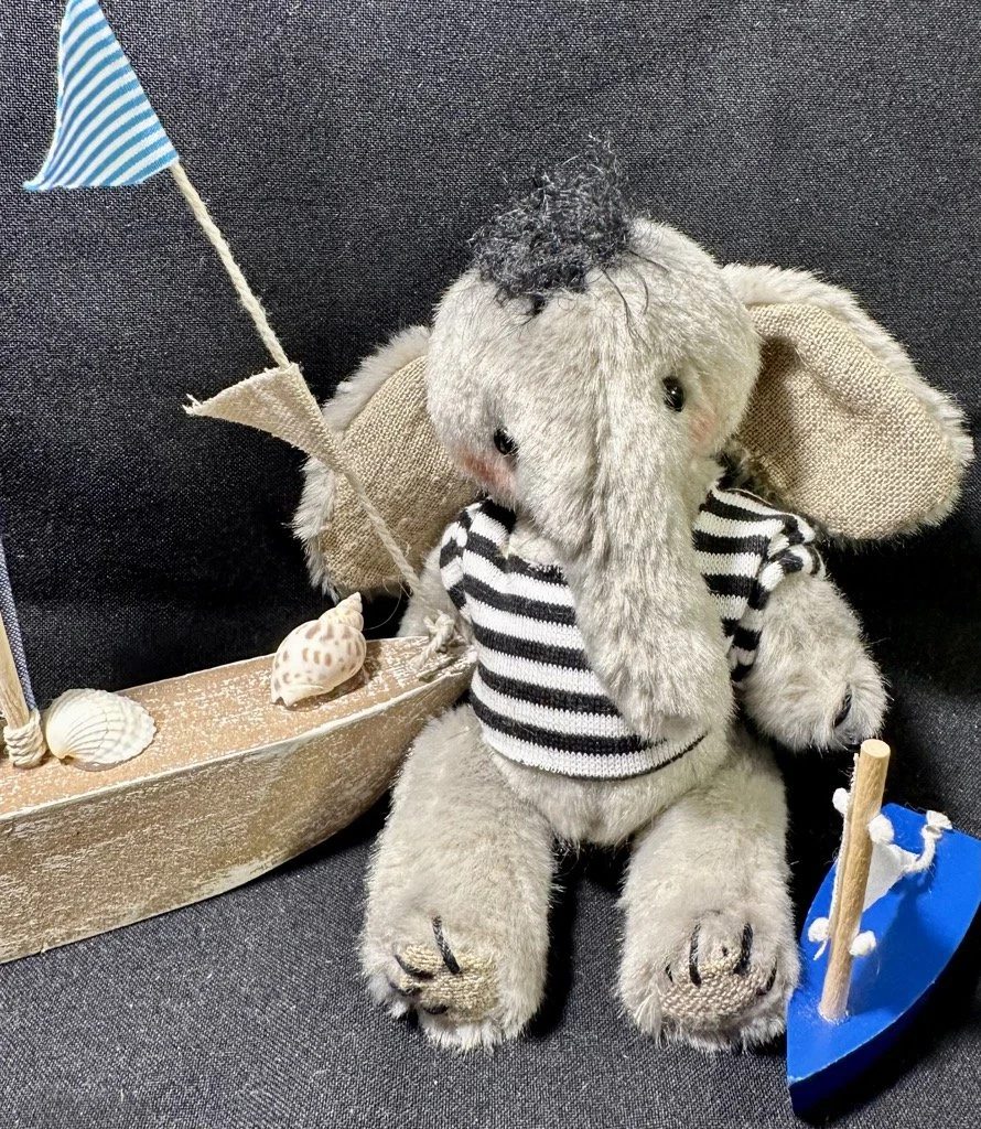 Ole mit kleinem Boot – ca. 15 cm groß, aus Viskose, 5-fach gegliedert. Adoptionsgebühr: 79 €