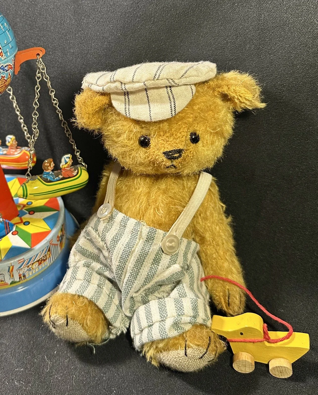Franz mit Ente – ca. 18 cm groß, aus Mohair, 5-fach gegliedert. Adoptionsgebühr: 89 €