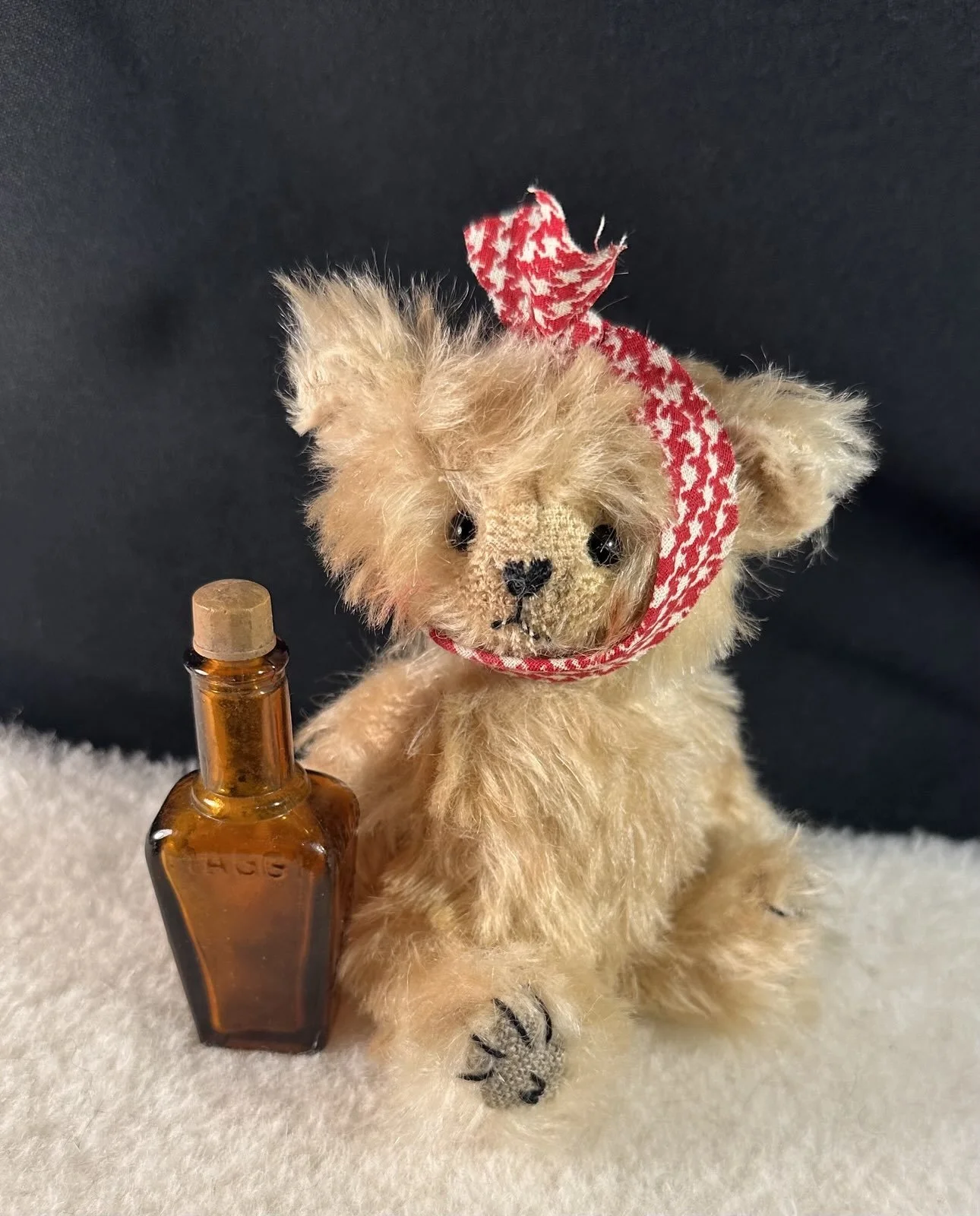 Aua mit Medizinfläschchen – ca. 12 cm groß, aus Mohair, 5‑fach gegliedert. Preis: 82 €