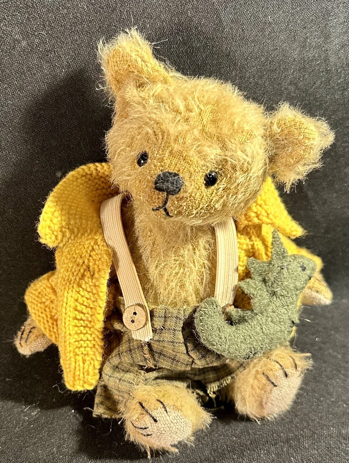 Emil mit Spieltier – ca. 15 cm groß, aus Schulte Mohair, 5-fach gegliedert. Adoptionsgebühr: 85 €