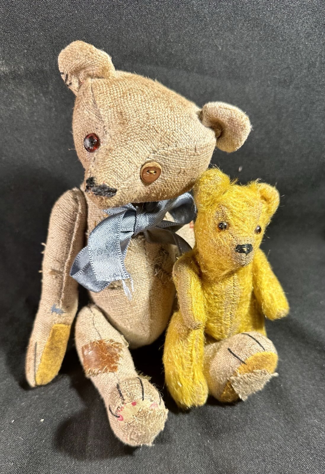 Kuno mit Spielbär – ca. 24 cm groß, aus altem Leinen, 5-fach gegliedert. Preis (Set): 110 €