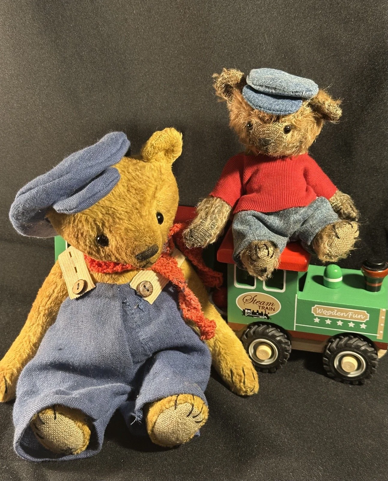 Lukas, der Lokomotivführer – ca. 22 cm groß, aus Viskose, 5-fach gegliedert. Adoptionsgebühr: 110 € und Jim Knopf (ADOPTIERT) – aus Mohair, 5-fach gegliedert. Adoptionsgebühr: 85 €. Eisenbahn aus Lummerland optional: 10 €