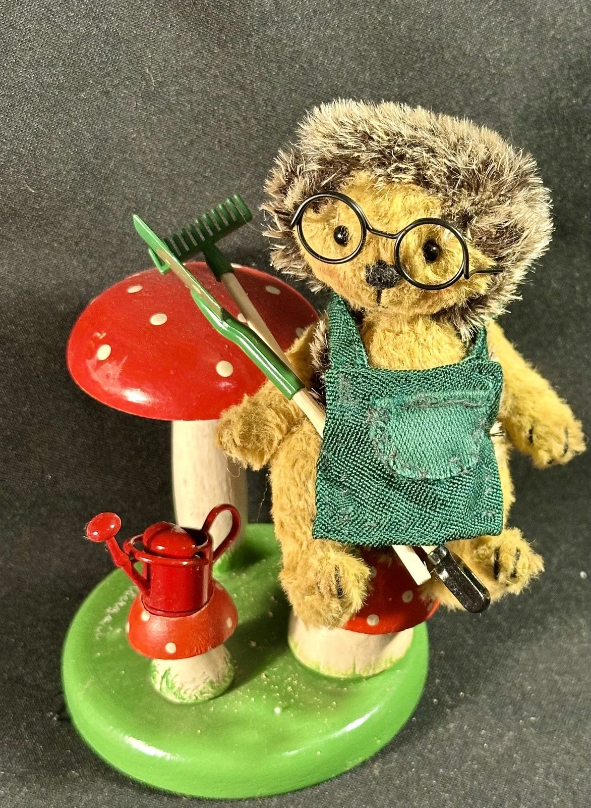 Leo mit Spaten und Harke – ca. 9 cm groß, aus Viskose und Igelstoff, 5-fach gegliedert. Adoptionsgebühr: 85 €