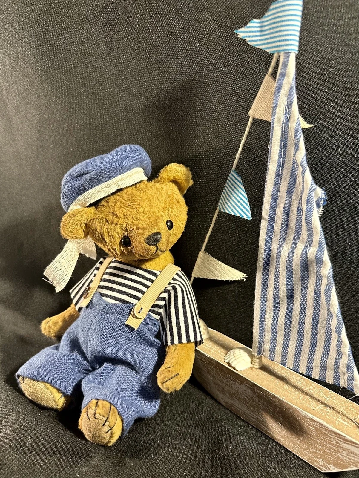 Jupp mit Schiff – ca. 20 cm groß, aus Viskose, 5-fach gegliedert. Preis: 98 €