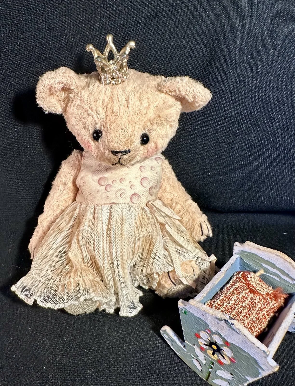 Prinzessin Kunigunde mit Krone – ca. 15 cm groß, aus Viskose, 5-fach gegliedert. Preis: 85 €