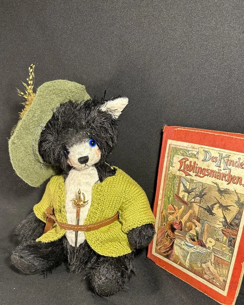 Knappe Moritz – ca. 25 cm groß, aus Mohair, 5-fach gegliedert. Adoptionsgebühr: 110 €