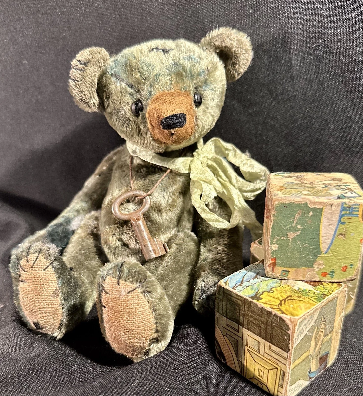 Gustav – ca. 22 cm groß, aus altem Gründerzeit-Mohair, 5-fach gegliedert. Adoptionsgebühr: 98 €