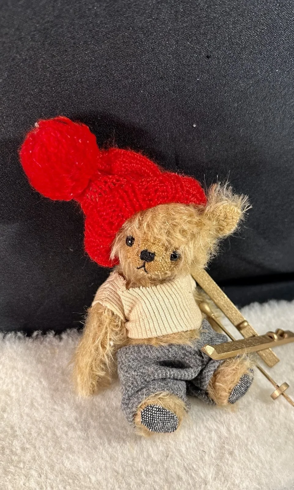 Skihase – ca. 12 cm groß, aus Mohair, 5‑fach gegliedert. Preis: 79 €
