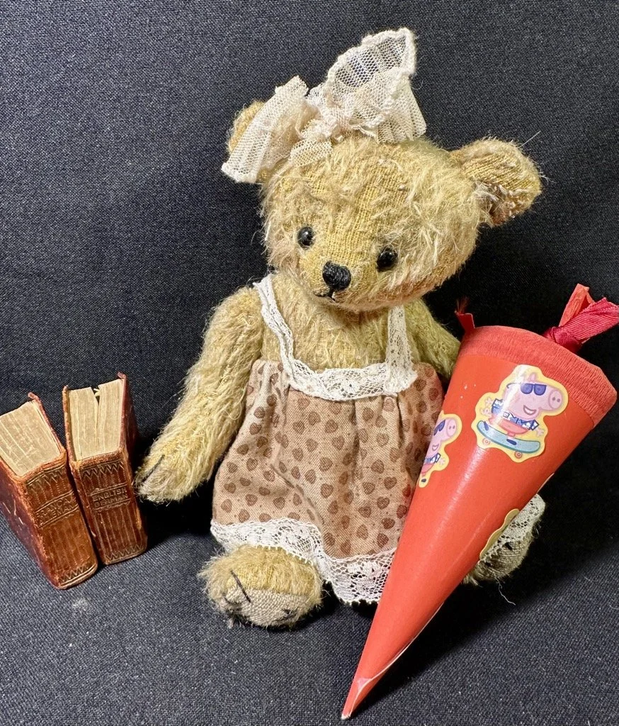 Lieschen mit Schultüte – ca. 18 cm groß, aus Mohair, 5-fach gegliedert. Adoptionsgebühr: 98 €