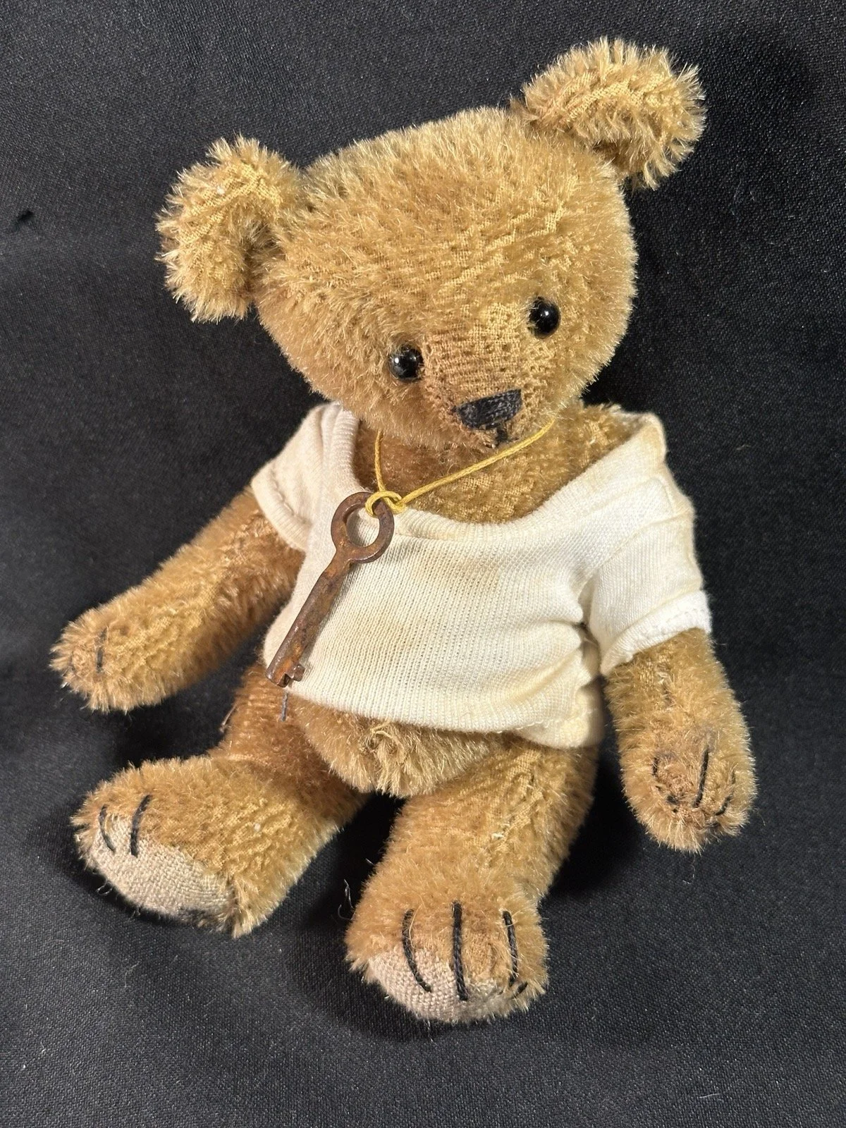 Timmi – ca. 16 cm groß, aus Mohair, 5-fach gegliedert. Adoptionsgebühr: 89 €