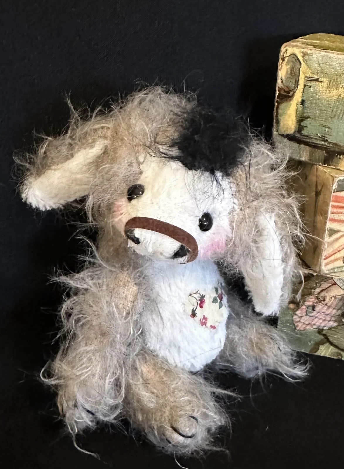 Isi – ca. 10 cm groß, aus Viskose und Mohair, 5-fach gegliedert. Preis: 75 €.   ADOPTIERT