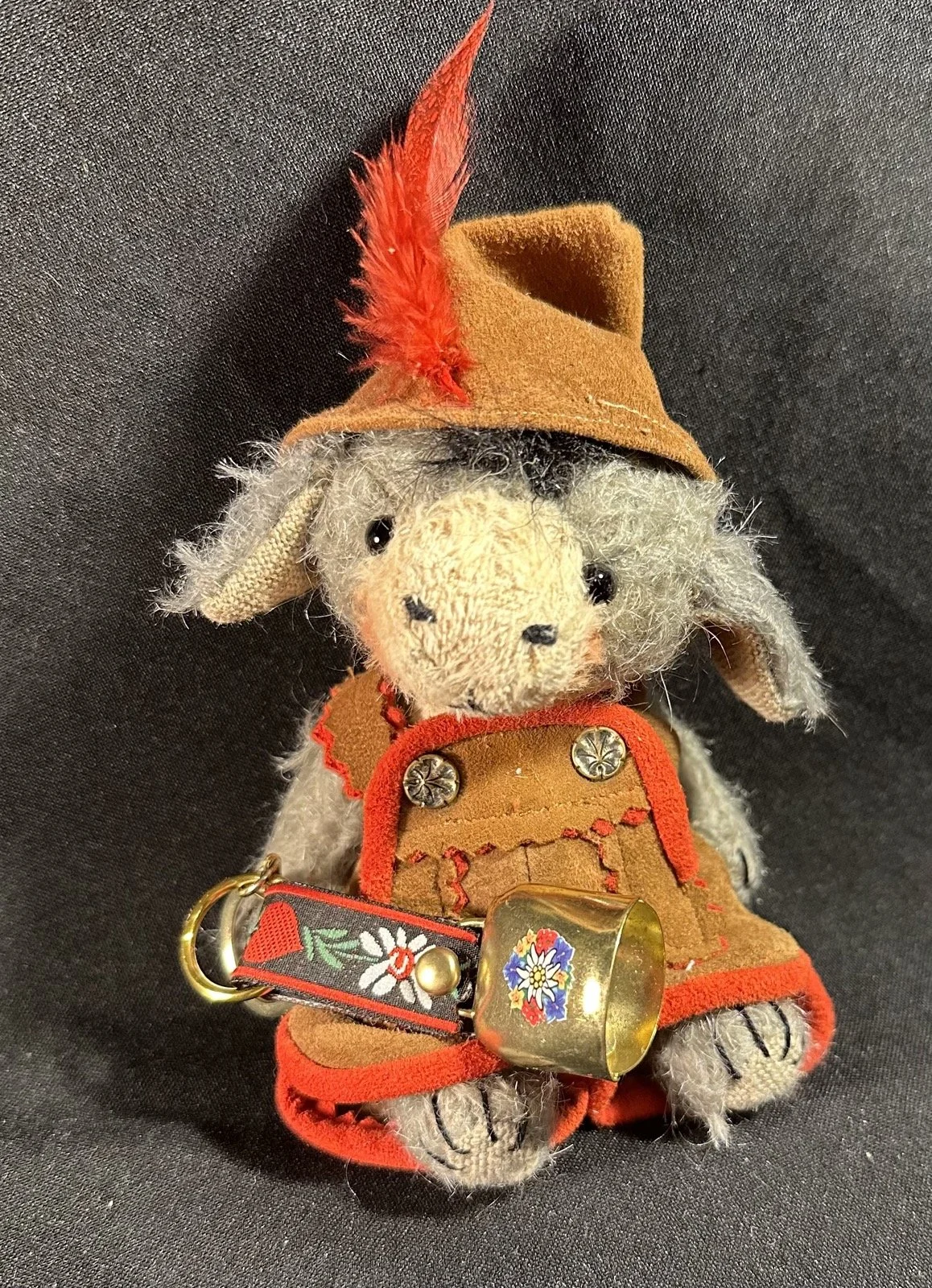 Ingo mit Kuhglocke – ca. 11 cm groß, aus Mohair, 5-fach gegliedert. Adoptionsgebühr: 85 €