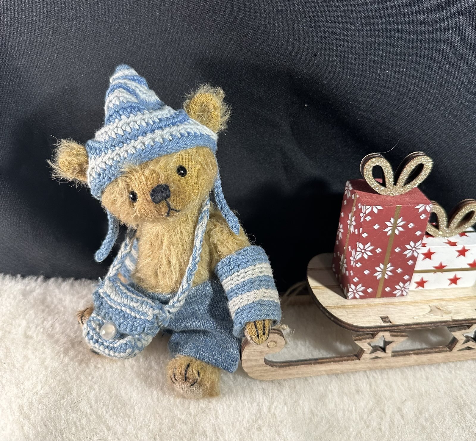 Michèle mit Schlitten – ca. 16 cm groß, aus Mohair, 5‑fach gegliedert. Preis: 89 €