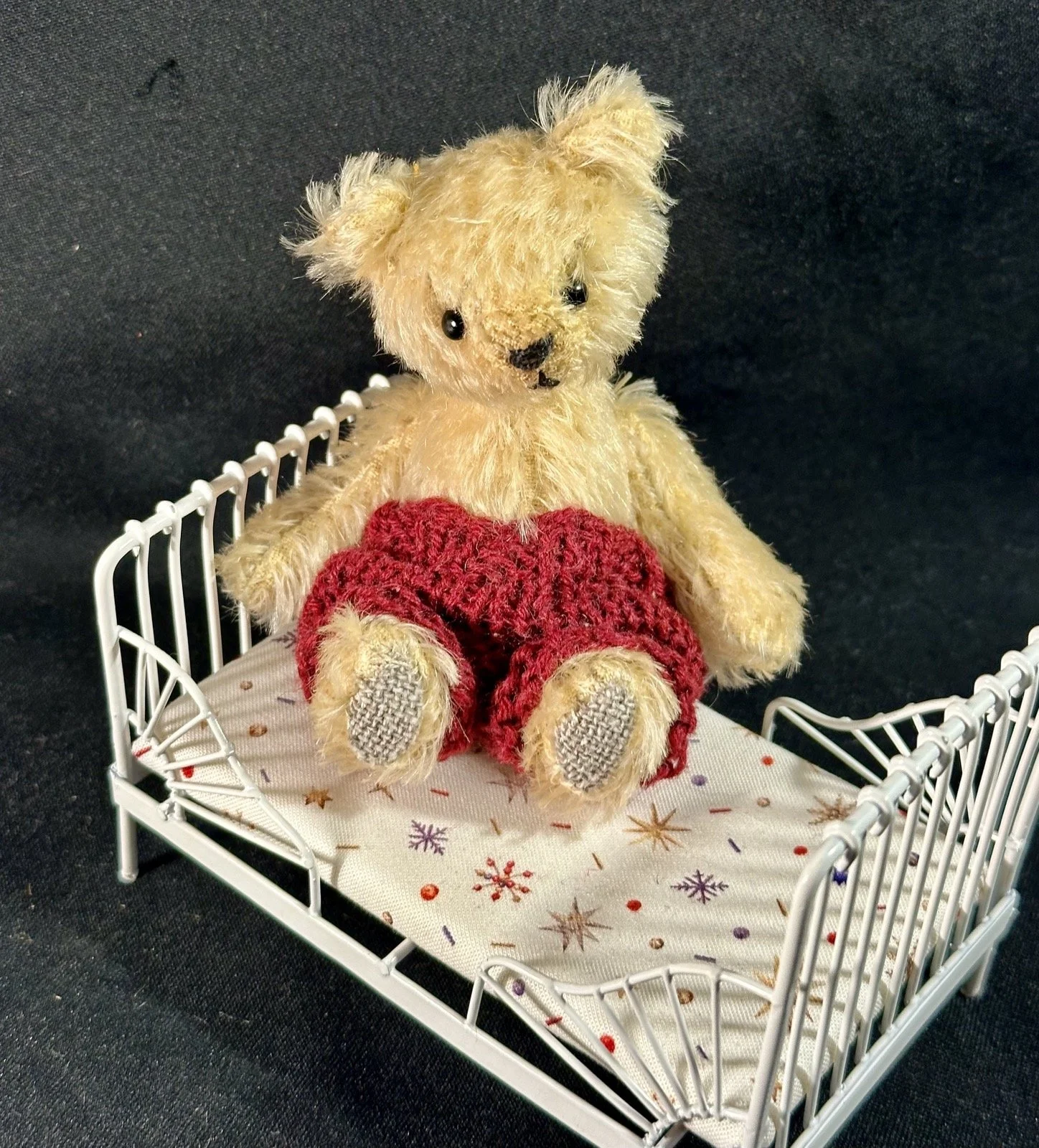 Herkules – ca. 8 cm groß, aus Mohair, 5-fach gegliedert. Adoptionsgebühr: 65 €. Bett optional: 15 €