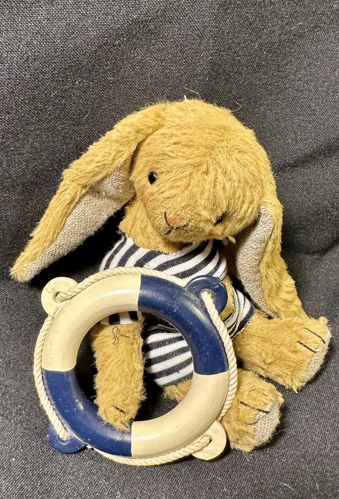 Hoppel mit Rettungsring – ca. 12 cm groß, aus Viskose, 5-fach gegliedert. Adoptionsgebühr: 79 €