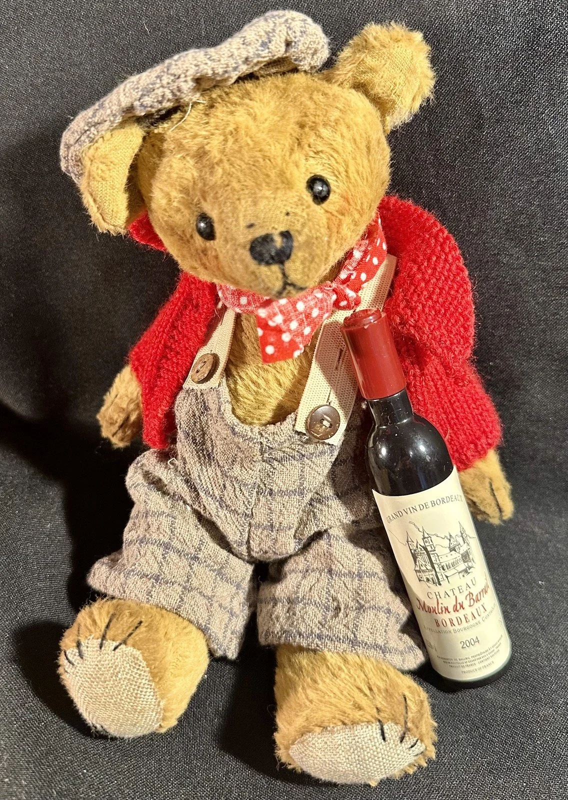 François mit Weinflasche – ca. 21 cm groß, aus Viskose, 5-fach gegliedert. Preis: 98 €