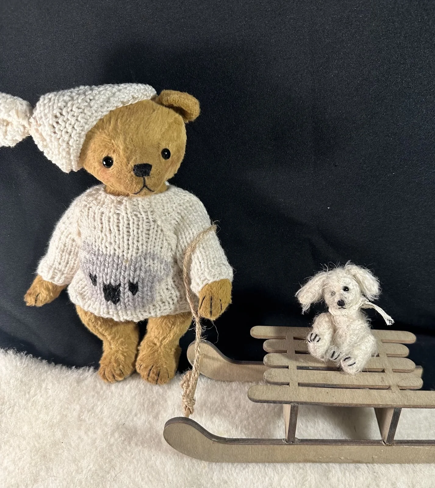 ADOPTIERT - Henry mit Hund – ca. 22 cm groß, aus Viskose, 5‑fach gegliedert. Schlitten Deko. Preis: 98 €