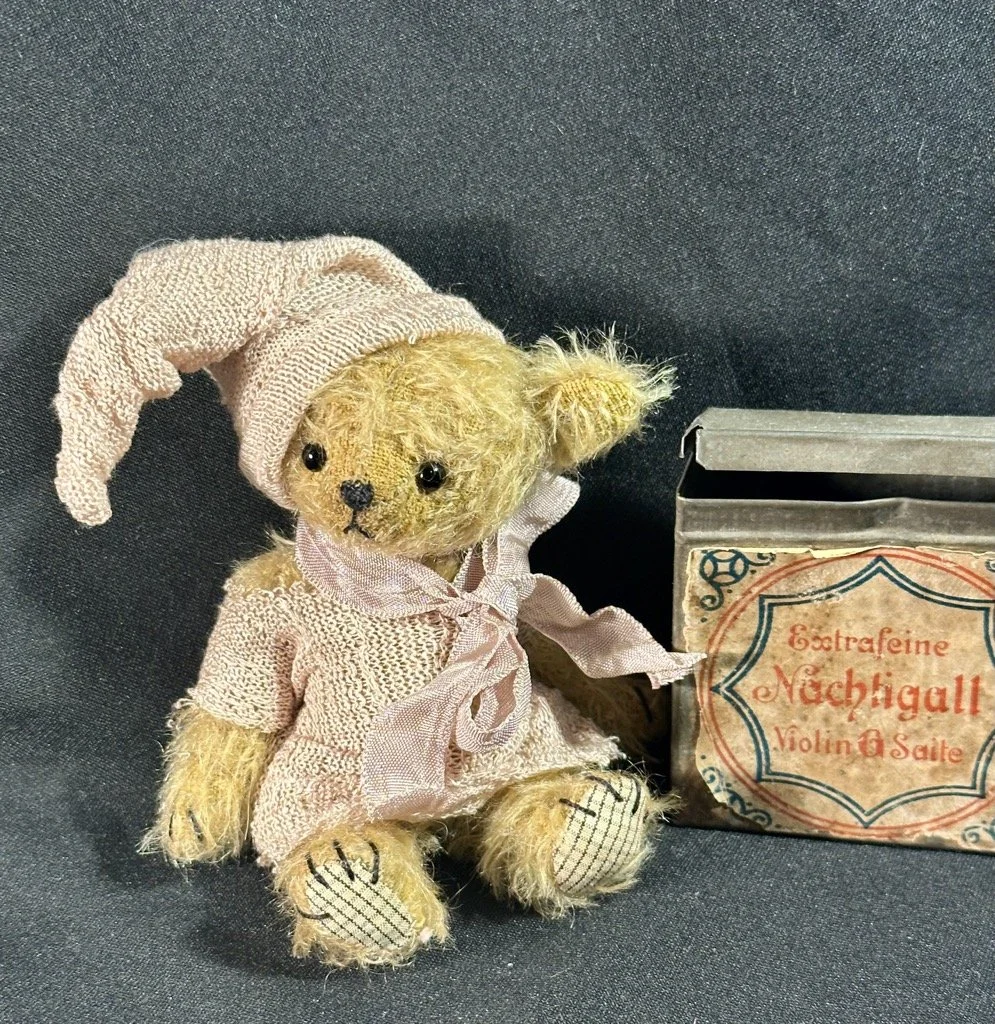Lilly – ca. 11 cm groß, aus Mohair, 5-fach gegliedert. Adoptionsgebühr: 75 €
