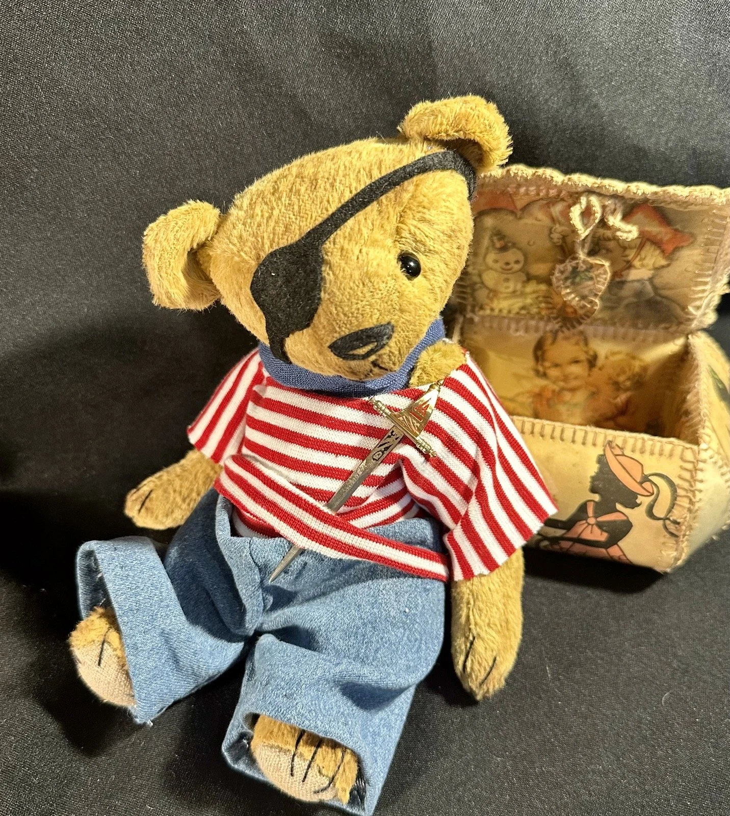 Hein mit Schatzkiste – ca. 21 cm groß, aus Viskose, 5-fach gegliedert. Adoptionsgebühr: 110 €