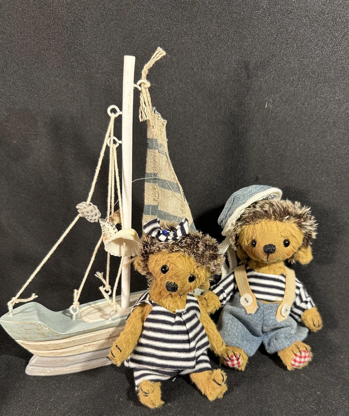 RESERVIERT - Jule und Basti, Igel auf hoher See – aus Viskose/Mohair, 5-fach gegliedert. Preis pro Igel: 89 €