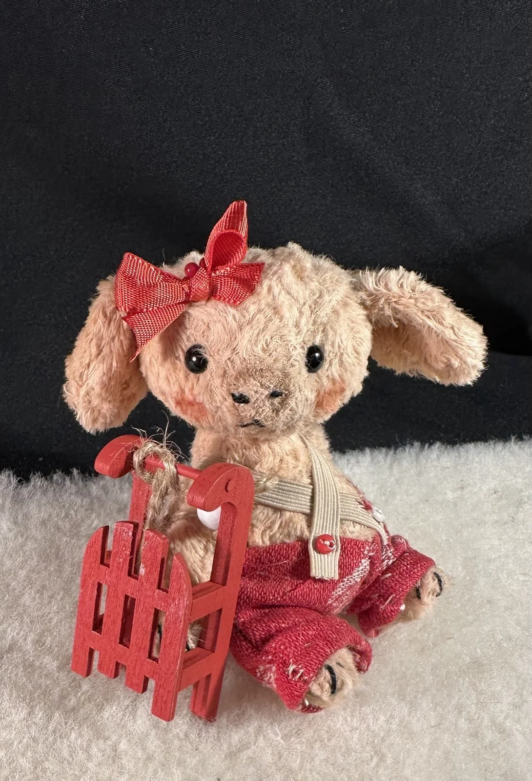 Rosalie mit Schlitten – ca. 10 cm groß, aus Viskose, 5‑fach gegliedert. Preis: 85 €