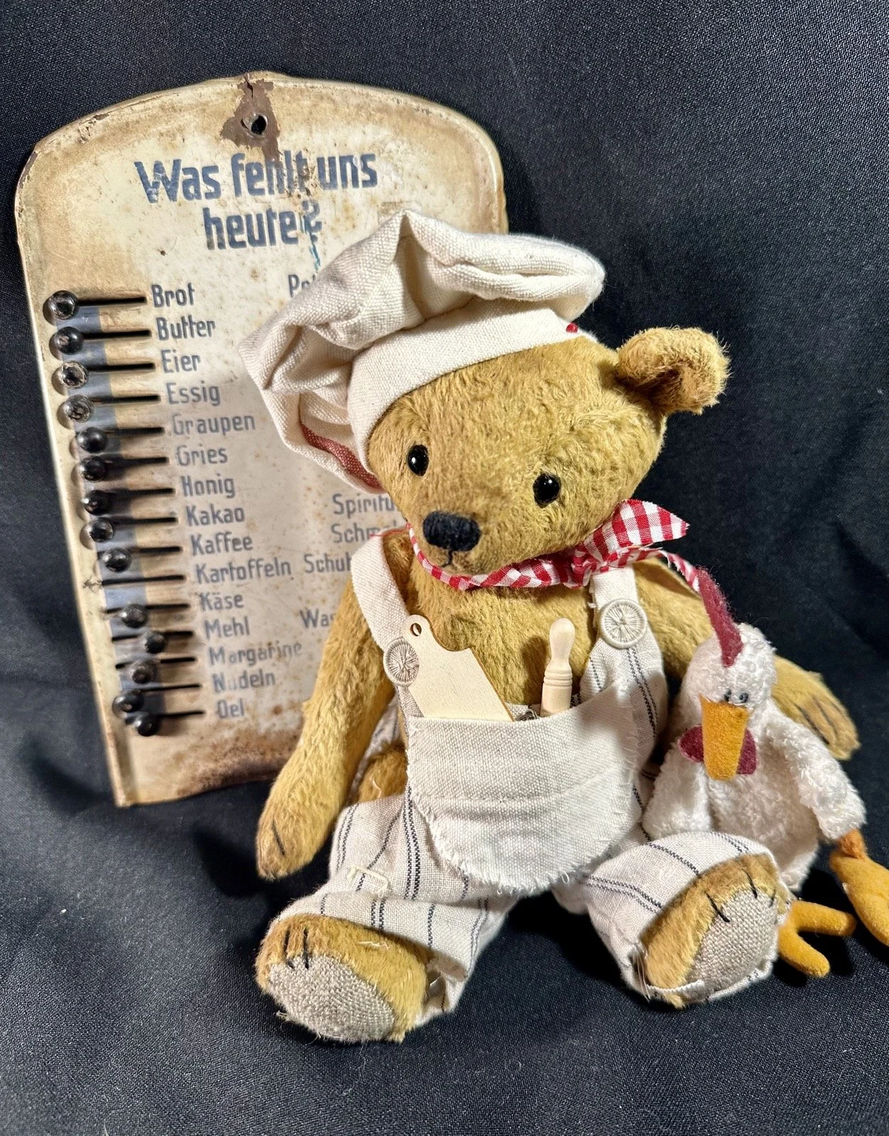 Martin mit Huhn – ca. 22 cm groß, aus Viskose, 5-fach gegliedert. Adoptionsgebühr: 98 €