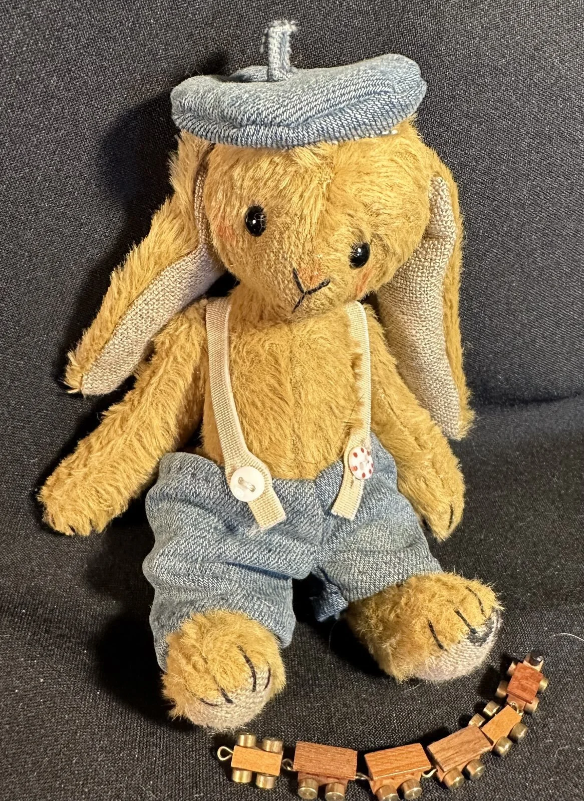 Hase Hurtig mit Eisenbahn – ca. 13 cm groß, aus Viskose, 5-fach gegliedert. Preis: 89 €