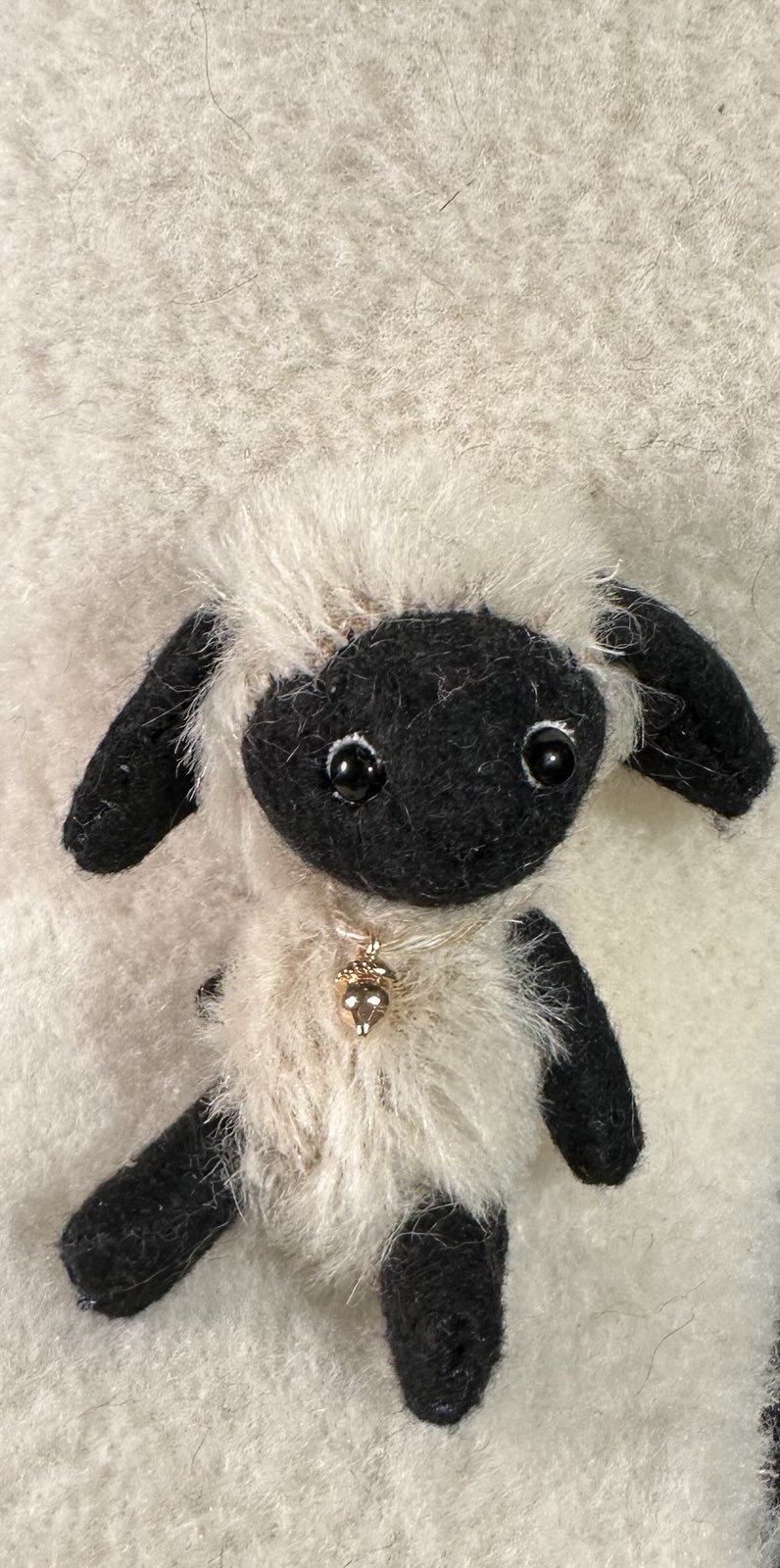 Baby Wolli – ca. 10 cm groß, aus Viskose/Mohair, 5‑fach gegliedert. Preis: 82 €