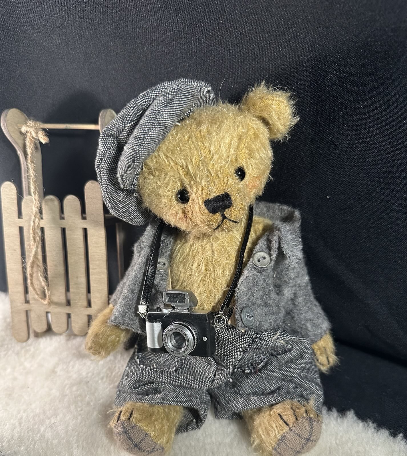 ADOPTIERT - Otto im Schnee mit Fotoapparat – ca. 22 cm groß, aus Mohair, 5‑fach gegliedert. Preis: 110 €